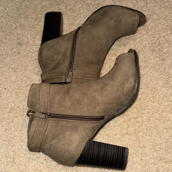 Charlotte Russe Lucite Booties Size 9 Color Khaki - Picture 10 of 13